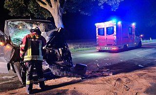 Ein Feuerwehrmann des Löschzugs Dörenhagen begutachtet den bei dem Unfall auf der B68 zerstörten Bulli. - Freiwillige Feuerwehr Borchen