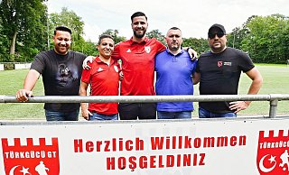 Die Vorstandsmitglieder Dogukan Senel (von links), Deniz Cetin, Cihan Yildirim und Okan Yildiz verabschieden Edin Husakovic (Mitte). - Uwe Caspar