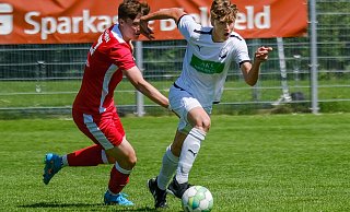 Damian Bittner (r.) und die B-Junioren des VfL Theesen beendeten die Saison mit einem 3:1-Heimsieg gegen RW Ahlen. - Andreas Zobe