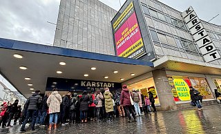 Gedränge vor der Karstadt-Filiale: Während des Ausverkaufs bildeten sich draußen wie drinnen teils lange Schlangen. - Eike J. Horstmann