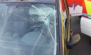 Die Radfahrerin prallte gegen die Windschutzscheibe des Autos. - Polizei Herford