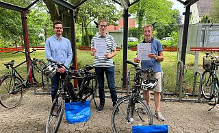 Marco Kleinschmidt (Mitte) und Wolfgang Eickhoff (rechts) freuen sich über die Urkunden, die sie vom Löhner Mobilitätsmanager Mats Ottemeier (links) überreicht bekommen haben. Kalle Held ist nicht auf dem Foto zu sehen, da er eine Fahrradtour zum Mont Ventoux in der Provence macht. ?Foto: Stadt Löhne - Stadt Löhne