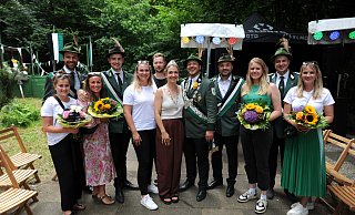 Der neue Hof des Schützenvereins Schweicheln mit König Sinan Steiner in der Mitte. - Yvonne Gottschlich