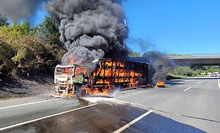 Auf der A2 bei Herford ist ein Lkw komplett ausgebrannt. - Feuerwehr Vlotho