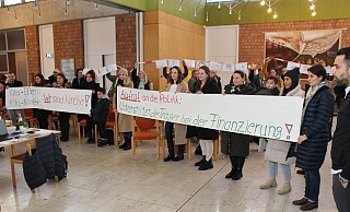 Eltern und Kinder der Paderborner Kita Himmelszelt protestieren gegen die drohende Aufgabe der evangelischen Trägerschaft. - EKP/Oliver Claes