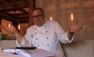 Hans-Jörg Dunker wird in seinem Restaurant "Am Osterfeuer" auf die erhöhte Mehrwertsteuer für Lebensmittel reagieren und die Preise anheben. - Claus Frickemeier
