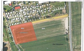 Das geplante Erweiterungsgebiet soll über die Kreisstraße 63 (r.) erschlossen werden und liegt direkt am Radweg (l.). - Darstellung/Stadt Höxter