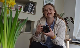 Atmosphäre wie im Wohnzimmer: Angelina Kuhlmann in ihrem Fotostudio. - Peter Heidbrink