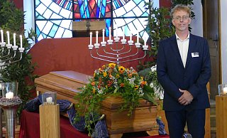 Trauerhalle am Feldmarkfriedhof: Axel Sieks stellt den hellen Ort vor. - Thorsten Mailänder