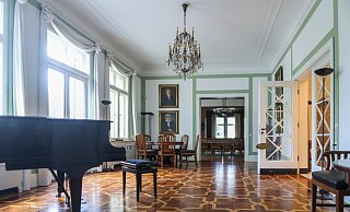 Das Empfangszimmer hinter der Freitreppe, mit schwarzem Klavier und Ahnenbildern. - Sarah Jonek Fotografie