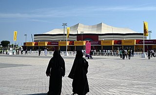 Im Al-Bayt Stadium wird am Sonntag das Eröffnungsspiel angepfiffen. Fraglich, wie viele Menschen am Fernseher zuschauen werden. Foto: AFP/GABRIEL BOUYS - AFP or licensors