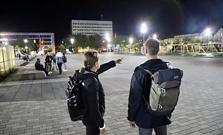 Die Mitarbeiterinnen und Mitarbeiter des „Kooperationsmodells Streetwork“ treten auch abends mit den Menschen in Kontakt, wie hier am Kesselbrink. Jeder vierte Kontakt ist eine Frau. - Charlotte Mahncke