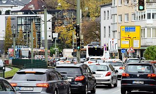 Lange Staus wie am Adenauerplatz sind eine Besuchsbarriere für Wochenendeinkäufer aus dem Umland. Das hat eine neue City-Studie ergeben. - Barbara Franke