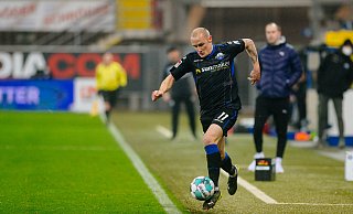 Sven Michel gibt seit fünf Jahren Vollgas beim SC Paderborn - auch wenn der Ball schon im Aus ist, wie hier gegen Holstein Kiel. - Besim Mazhiqi