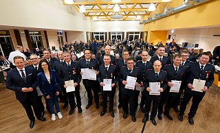 Die Ehrung von langjährig treuen Feuerwehrleuten und Beförderungen nehmen Bürgermeister Ulrich Berger (l.) und die stellvertretende Landrätin Verena Haese (3. v. l.) vor. - Ralph Meyer