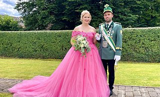 Das junge Königspaar Amelie Thiele und Johannes Wippermann regieren die Ettelner Schützen und verbrachten ein grandioses Wochenende. - Carola Drabon