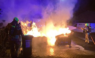 Die Paderborner Feuerwehrleute beginnen nach ihrem Eintreffen in der Otto-Wels-Straße sofort mit den Löscharbeiten. - Feuerwehr Paderborn