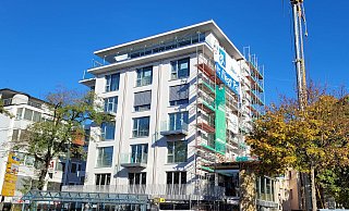An der Außenfassade sowie im Innenbereich vom Kump machen die Bauarbeiten Fortschritte. Inhaber Michael Bröckling ist zuversichtlich, zumindest das Erdgeschoss bald eröffnen zu können. - Viktoria Bartsch
