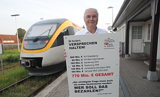 Ist der Zug für die stationäre Versorgung bald abgefahren? Der BI-Vorsitzende Klaus Peitzmeier befürchtet das. "Rahden weg, Lübbecke geht zur Neige, Espelkamp noch nicht da, vielleicht gar nicht: Acht Jahre ist hier in dieser Sahel-Zone gar nichts." - Joern Spreen-Ledebur Ist der Zug für die stationäre Versorgung bald abgefahren? Der BI-Vorsitzende Klaus Peitzmeier befürchtet das. "Rahden weg, Lübbecke geht zur Neige, Espelkamp noch nicht da, vielleicht gar nicht: Acht Jahre ist hier in dieser Sahel-Zone gar nichts." - Joern Spreen-Ledebur