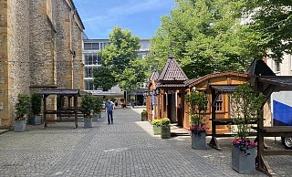 Zu den Stehtischen sollen noch weitere Biergartengarnituren kommen, an denen die Besucher auch Platz nehmen können. Dafür müssen sie nicht zwingend was an den Ständen zum Verzehr kaufen. - Eike J. Horstmann