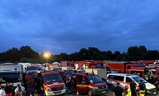 Ein Eindruck vom Einsatzort. Zahlreiche Fahrzeuge und Retter unterstützen am EM-Spielort Gelsenkirchen. - Feuerwehr Höxter
