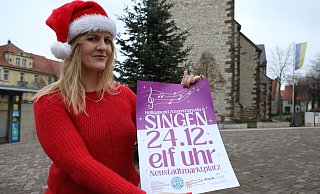 Die Erd-Charta-Ideenwerkstatt Warburg mit Valeria Geritzen lädt zum gemeinsamen Singen auf den Warburger Neustadtmarktplatz ein. - ECI Warburg
