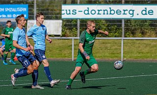 Lennart Versick (r.) zeigt auch auf dem Feld, dass er sich beim TuS Dornberg wohlfühlt. - Foto: Andreas Zobe/NW