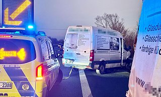 Aufgrund einer kurzzeitigen Unaufmerksamkeit des Fahrers geriet das Gespann auf der Autobahn 33 ins Schleudern und landete in der rechten Schutzplanke. - Ralph Meyer