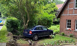 Der Portaner kam mit seinem Opel an einem Baum im Vorgarten zum Stehen. - Polizei Schaumburg
