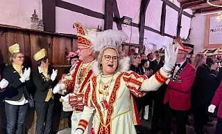 Prinz Holger und Prinzessin Ekea Johannpaschedag marschierten in Rheda-Wiedenbrück durch das Spalier auf der Deele des Brauhauses. - Robert Becker