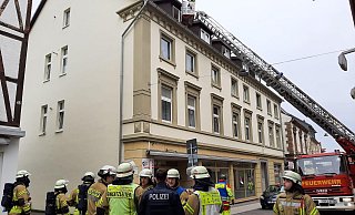 Die Freiwillige Feuerwehr Warburg ist mit der Drehleiter und mehreren Fahrzeugen vor Ort. - Dieter Scholz