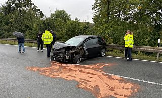 Die Front des Fiat Punto wurde stark zerstört. - FFW Warburg