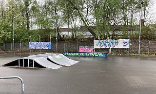 Die Holzrampen am Jugendcafé Sonderfahrt sollen ersetzt werden. Auch ein multifunktional nutzbares Podium ist geplant. - Stadt Bad Oeynhausen