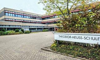 Am Freitag, 12. August, standen mehrere vor der Theodor-Heuss-Schule an der Wintersheide. Sie befürchteten eine Amok-Tat. - Andreas Zobe