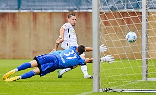 SCP-Akteur Marco Pledl trifft in der 21. Minute per Abstauber zum 3:0. Emdens Torwart Marcel Bergmann streckt sich vergeblich. - Besim Mazhiqi