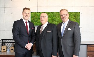 Felix Johannknecht (v.l.) neben seinem Großvater Gerd, dem Gründer des Einrichtungsunternehmens Johannknecht, und seinem Vater Martin, dem derzeitigen Geschäftsführer. - Sebastian Beeg