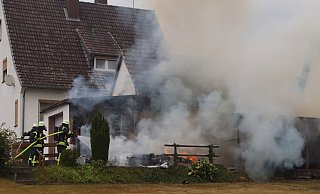 Einsatz Ende Juli in Blankenau: Die Einsatzkräfte der Feuerwehr Beverungen konnten den Brand eines Wohnwages schnell löschen, fanden dann aber eine Leiche. - Feuerwehr