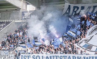 Die Fans von Arminia Bielefeld hatten auch ein bisschen Feuerwerk mit nach Aue gebracht. - IMAGO/Fotostand