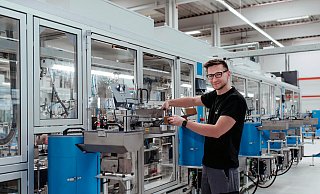 Am Produktionsstandort von Weltmarktführer Hettich in Kirchlengern werden Beschläge für Möbel hergestellt. - Hettich