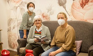 Ursula Huhn besucht die Tagespflege Sankt Johannes Baptist der KHWE seit einem halben Jahr. Teamkoordinatorin Corina Borgolte (l.) und Betreuungskraft Petra Köster (r.) sorgen dafür, dass die Seniorinnen und Senioren sich wohlfühlen. - KHWE