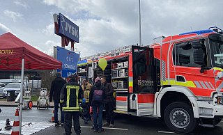 Auf dem Fest am Frankfurter war unter anderem auch die Paderborner Feuerwehr mit einem Stand vertreten. - Dana Stoll