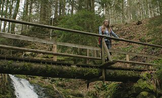 Scarlett S., hier in einer nachgespielten Szene des ZDF, machte sich eines Tages auf zu einer Wandertour. Es wird ihre letzte Tour bleiben. - ZDF / Marcus von Kleist