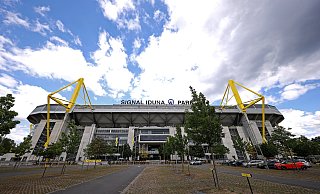 Anlässlich des 50-jährigen Bestehens des Stadions von Boruissa Dortmund haben Vermummte auf einem Parkplatz am Signa Iduna Park illegal Pyrotechnik gezündet. - Lars Baron