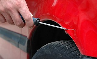 Erneut hat ein Täter Autos im Bielefelder Westen zerkratzt. War es der bereits identifizierte Mann? - dpa / Jens Schierenbeck