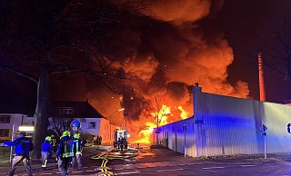 Mehrere Hallen auf dem Gelände der Firma "Nolte Produktenwerk GmbH" in Rheda-Wiedenbrück im Kreis Gütersloh standen im Februar in Flammen. - Thorsten Heß