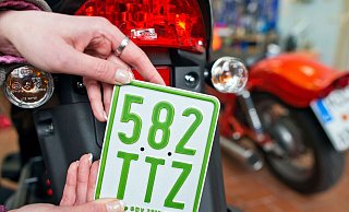 Aus Blau wird Grün: Seit dem 1. März beginnt für E-Scooter, Mofas und Roller (bis 50 km/h) ein neues Versicherungsjahr. - Symbolfoto: picture alliance / ZB