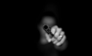 Der Mann im Auto griff ins Handschuhfach und präsentierte dem schockierten Busfahrer seine Pistole. - Symbolfoto: Unsplash