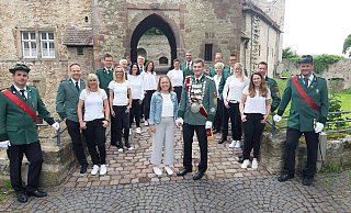 Königspaar mit Hofstaat: Königsbegleiter Florian Legge (v. l.), Andreas Brandl und Andrea Beller, Holger und Katharina Seifert, Burkhard und Eva Hake, Manfred und Manuela Falke, Königspaar Bianca und Wolfgang Mönnikes, Sabine und Volker Mönnikes, Alexander und Kathrin Mikus, Joachim Bernard und Claudia Weskamp, Stephan Zitzmann und Kathrin Henze, Königsbegleiter Tobias Beller. Foto: Privat - Privat