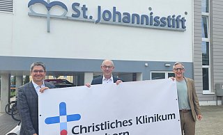 Martin Wolf (v. l.), Geschäftsführer Krankenhaus St. Johannisstift, sowie Christoph Robrecht und Siegfried Rörig, beide Regionalleiter BBT-Gruppe, und , präsentieren den neuen gemeinsamen Markennamen für die beiden Paderborner Krankenhäuser. - BBT