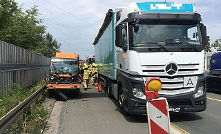 Der Fahrer des Kleinlasters musste durch die Feuerwehr auf seinem Fahrzeug befreit werden. - Feuerwehr Paderborn